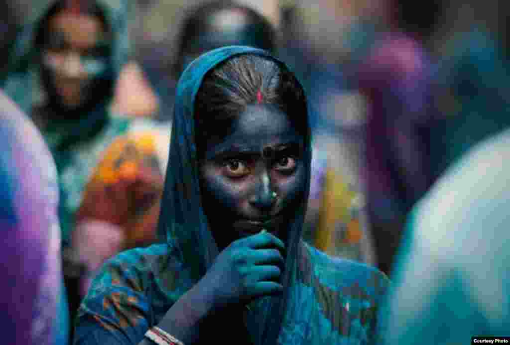 Md. Khalid Rayhan Shawon dari Bangladesh meraih peringkat ketujuh lewat fotonya &#39;Shy Woman in Holi Festival&#39;.