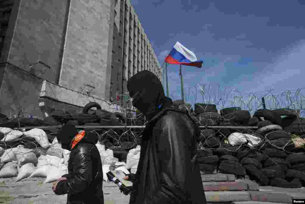 Sebuah kesepakatan yang dicapai minggu lalu untuk menghentikan konflik yang lebih luas di Ukraina gagal dengan penolakan separatis bersenjata pro-Rusia untuk menyerahkan bangunan-bangunan pemerintah yang diduduki mereka di Donetsk, Ukraina (21/4). (Reuters/Baz Ratner) &nbsp;