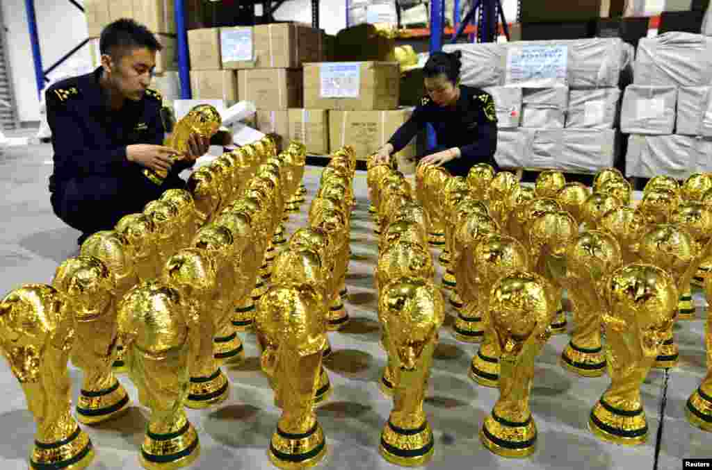 Petugas bea cukai China menyita ribuan replika trophy Piala Dunia FIFA palsu di kota Yiwu, provinsi Zhejiang, China.