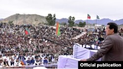  د اين ايف سي ايوارډ د برخې په اړه څو ورځي وړاندې وزير اعظم عمران خان مومندو ضلعې ته خپلې دورې پر مهال ويلي وو چې د خېبر پښتونخوا نه علاوه نورې صوبې په اين ايف سي کې قبايلي ضلعو ته درې فيصده برخه ورکولو ته نه دي تيار 
