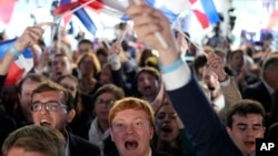 Pristalice stranke Marin Le Pen slave pobjedu na izborima. (Foto: AP/Lewis Joly)