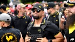 ARHIVA - Vođa "Ponosnih momaka" Enrique Tarrio na skupu u Portlandu, u Oregonu. (Foto: AP/Noah Berger, File)