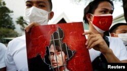 缅甸民众手举昂山素季画像聚集在泰国曼谷的联合国机构前。（2021年2月2日）