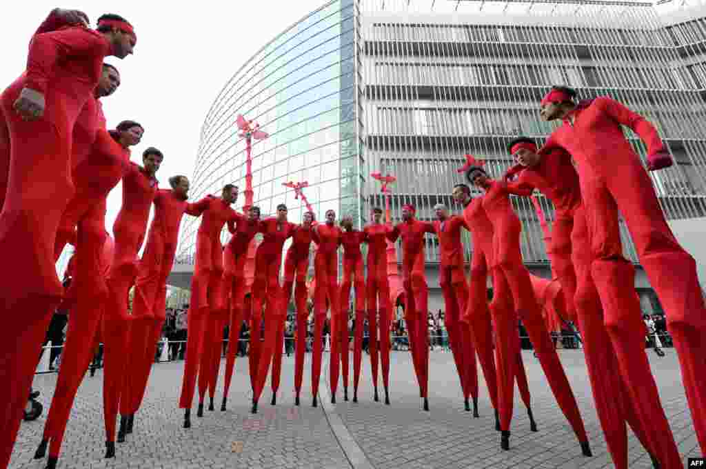 Kelompok kesenian Perancis berkumpul sebelum memainkan pertunjukan &#39;Les Girafes&#39; (Jerapah), sebuah pertunjukan panggung-berjalan, di Roppongi Hills, Tokyo, Jepang. 