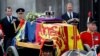 Svečana ispraćaj krajice Elizabete Druge do Vestminster hola (REUTERS/Peter Nicholls)