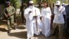 Le président gambien Yahya Jammeh quitte un bureau de vote avec sa femme Zineb lors de l'élection présidentielle à Banjul, Gambie, le 1er décembre 2016. REUTERS/Thierry Gouegnon