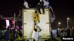 Des enfants jouent sur un container à Nouakchott. 19 juin 2014.