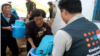 유엔인구기금, UNFPA 직원이 북한 주민들에게 의약품 등 지원물품을 나눠주고 있다.