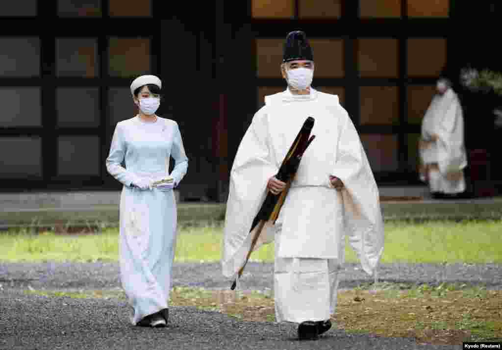Japan&#39;s Princess Mako, the daughter of Crown Prince Akishino and Crown Princess Kiko, walks towards the Three Palace Sanctuaries to pray ahead of her marriage at the Imperial Palace in Tokyo.
