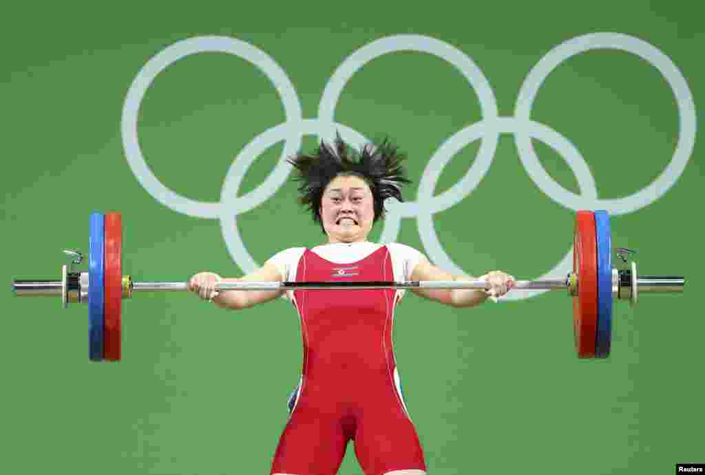 Choe Hyo Sim of North Korea competes in the women&#39;s 63kg weightlifting final at the&nbsp; Rio Olympics in Rio de Janeiro, Brazil, Aug. 9, 2016.