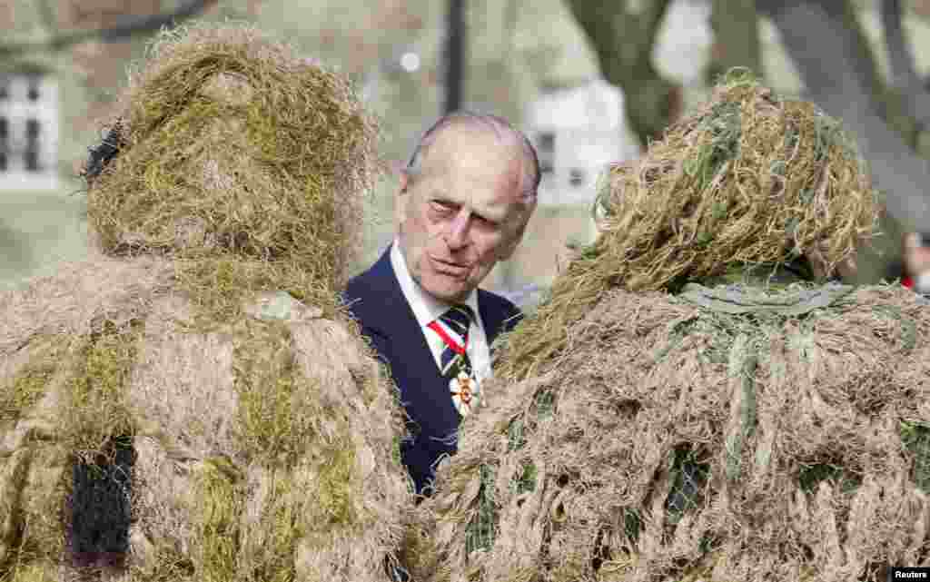 Pangeran Philip, yang bergelar Duke of Edinburgh, berbicara dengan anggota-anggota regu tembak Batalion Ketiga Resimen Militer Kanada di Queen&#39;s Park di Provinsi British Colombia.