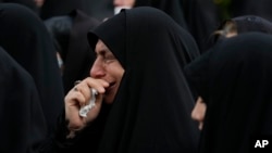 Žena plače tokom ceremonije žalosti za iranskim predsjednikom Ebrahimom Raisijem u centru Teherana 20. maja 2024. 