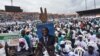 Un homme tient une pancarte représentant l'ancien président ivoirien Laurent Gbagbo lors d'un rassemblement contre la candidature à un 3e mandat du président Ouattara, le 10 octobre 2020 au stade Félix Houphouët-Boigny d'Abidjan.