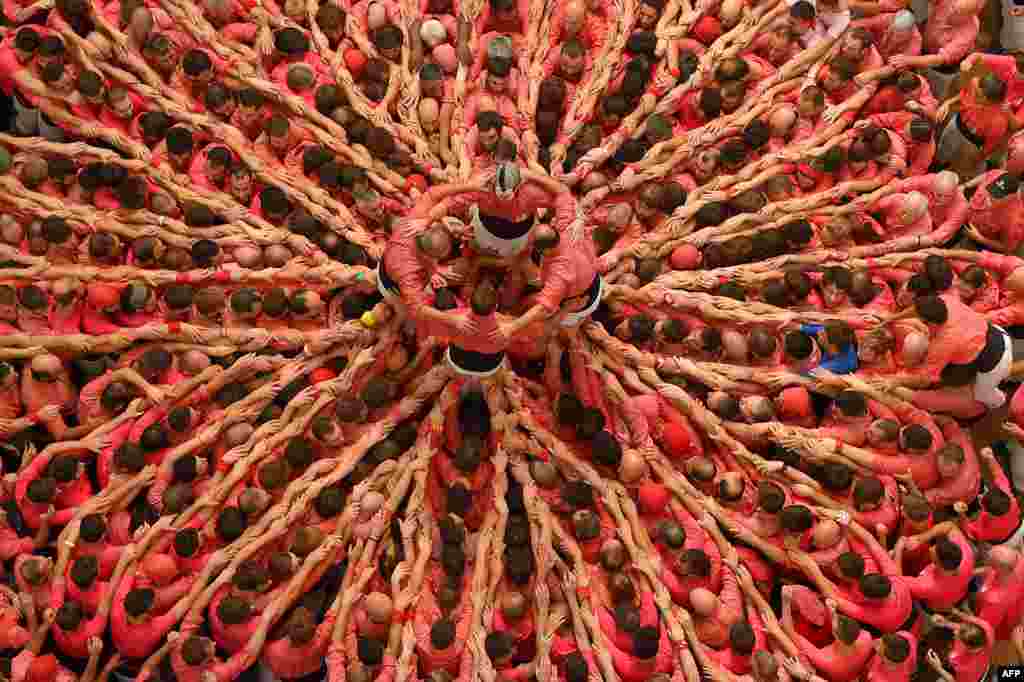 Members of the &quot;Colla Vella dels Xiquets de Valls&quot; human tower team form a &quot;castell&quot; (human tower) during the XXVI human towers competetion in Tarragona, Spain.