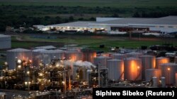 Vue partielle de la raffinerie de la South African Petroleum Refinery (SAPREF) à Durban, Afrique du Sud, le 29 novembre 2011. 