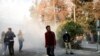 德黑兰大学的学生星期六参加抗议示威防爆警察投掷烟雾弹