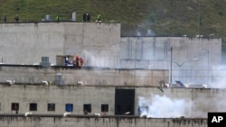 Gas air mata mengepul dari bagian-bagian penjara Turi tempat terjadi kerusuhan narapidana di Cuenca, Ekuador, Selasa, 23 Februari 2021. (Foto: AP)