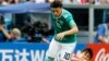 L'Allemand Mesut Ozil et le Sud-Coréen Koo Ja-cheol lors du match de la Coupe du monde de football à Kazan, Russie, le 27 juin 2018.