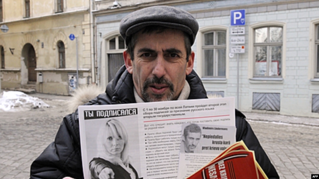 Riga ko'chalarida targ'ibot ishlari olib borayotgan Vladimir Linderman, rus aholi manfaati uchun kurashayotganini aytadi. Rus tili ona tilimiz, deydi u.