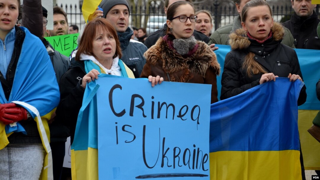 Oq uy yaqinida o'tgan ukrainaliklar namoyishidan, 1-mart, 2014-yil.