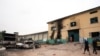 Des véhicules incendiés devant une prison à Owerri, au Nigeria, le 5 avril 2021, après que des centaines de détenus se soient évadés de l'établissement.