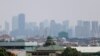 Asap polusi menyelimuti gedung-gedung pencakar langit di Jakarta, 9 Agustus, 2023. (Foto: Willy Kurniawan/Reuters) 