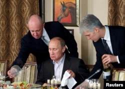 Sergey Priqojin kimi oliqarxlara arxalanaraq Vladimir Putin xarici ölkələrdə siyasi proseslərə müdaxiləni Kremlin başlıca prioritetlərindən birinə çevirib.