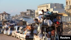 Raseljeni Palestinci koji su pobjegli iz Rafaha, pred prijetnjom izraelskog napada, putuju u Khan Younis