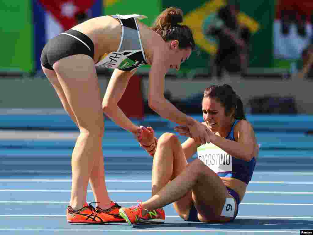 Pelari Selandia Baru Nikki Hamblin berhenti berlari dan membantu pelari AS, Abbey D&#39;Agostino yang menderita kram pada saat lomba lari 5.000 meter putri olimpiade.