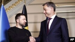 Ukrajinski predsjednik Volodimir Zelenski se rukuje sa belgijskim premijerom Alexander De Croom tokom sastanka u kabinetu premijera u Briselu, 28. maja 2024.