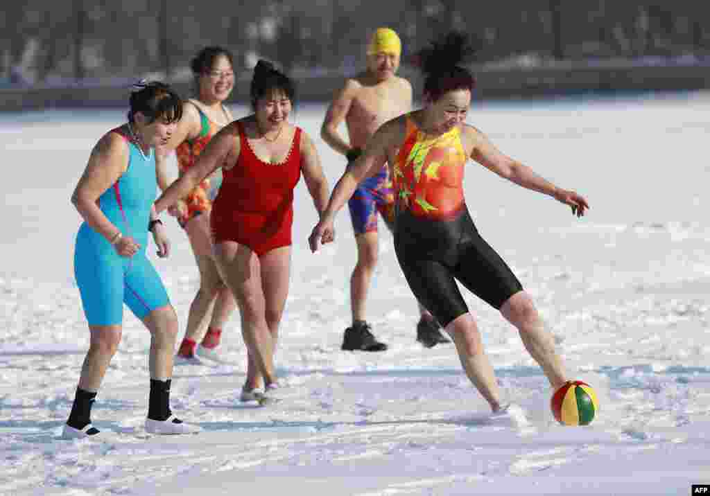 2018年3月8日国际妇女节，中国辽宁省沈阳的一片雪地上，妇女踢球。