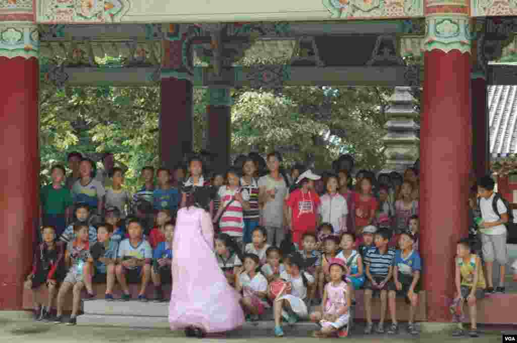 Sekelompok anak sekolah Korea Utara mengunjungi kuil di Hyangsan. (VOA/Steve Herman)
