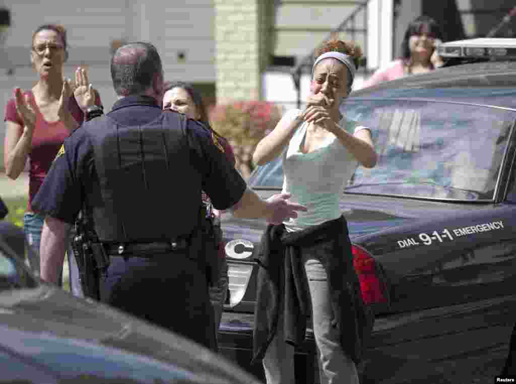 Para tetangga menyambut kedatangan Amanda Berry di rumah saudara perempuannya di Cleveland, Ohio (8/5). Berry, Gina DeJesus, Michelle Knight dan anak perempuan Berry yang berusia enam tahun melarikan diri dari sebuah rumah di Cleveland tempat mereka disekap selama ini.
