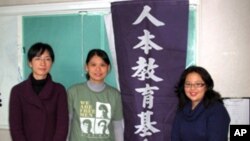 冯乔兰(中)为改善教育奉献心力
