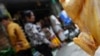 មាន់​ត្រូវ​គេ​ព្យួរ​សម្រាប់​លក់​នៅ​ផ្សារ​​មួយ​ក្នុង​ក្រុង​ភ្នំពេញ​កាល​ពី​​ថ្ងៃ​ទី​២៩ ខែ​មករា ឆ្នាំ​២០១៣។