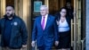 Demokratski senator Bob Menendez izlazi iz suda u New Yorku, oktobar 2023. (Foto: AP/Stefan Jeremiah)
