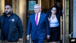 Demokratski senator Bob Menendez izlazi iz suda u New Yorku, oktobar 2023. (Foto: AP/Stefan Jeremiah)
