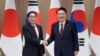 윤석열 한국 대통령과 기시다 후미오 일본 총리가 5월 26일 한국 대통령실에서 가진 정상회담에 앞서 악수하고 있다.