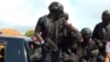 Des agents de police lors d'une manifestation à Bissau. (Photo Lassana Cassama / VOA)