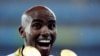 Mo Farah célèbre ses médailles aux Jeux olympiques de Rio, Brésil, le 20 août 2016.