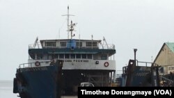 Un bateau est amarré dans le port de Port-Gentil au Gabon, le 17 janvier 2017. (VOA/ Timothee Donangmaye)