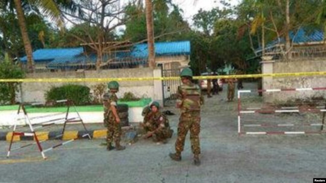 စစ်တွေမြို့က ပေါက်ကွဲမှု ဖြစ်ပွားခဲ့သည့်နေရာအား လုံခြုံရေး တာဝန်ရှိသူများ စစ်ဆေးနေစဉ်။