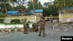 စစ်တွေမြို့က ပေါက်ကွဲမှု ဖြစ်ပွားခဲ့သည့်နေရာအား လုံခြုံရေး တာဝန်ရှိသူများ စစ်ဆေးနေစဉ်။