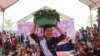 ស្ត្រីម្នាក់​ដើរ​បង្ហាញ​ម៉ូត​អំពី​សិទ្ធិ​នារីដើម្បី​អបអរ​ក្នុង​​ពិធី​​​​ប្រារព្ធ​ទិវា​សិទ្ធិ​នារី​អន្តរជាតិ​លើក​ទី​១០៩ នៅ​សួន​ប្រជាធិបតេយ្យ នា​ថ្ងៃ​ទី៨ ខែ​មីនា ឆ្នាំ​២០២០។ (កាន់ វិច្ឆិកា/VOA)