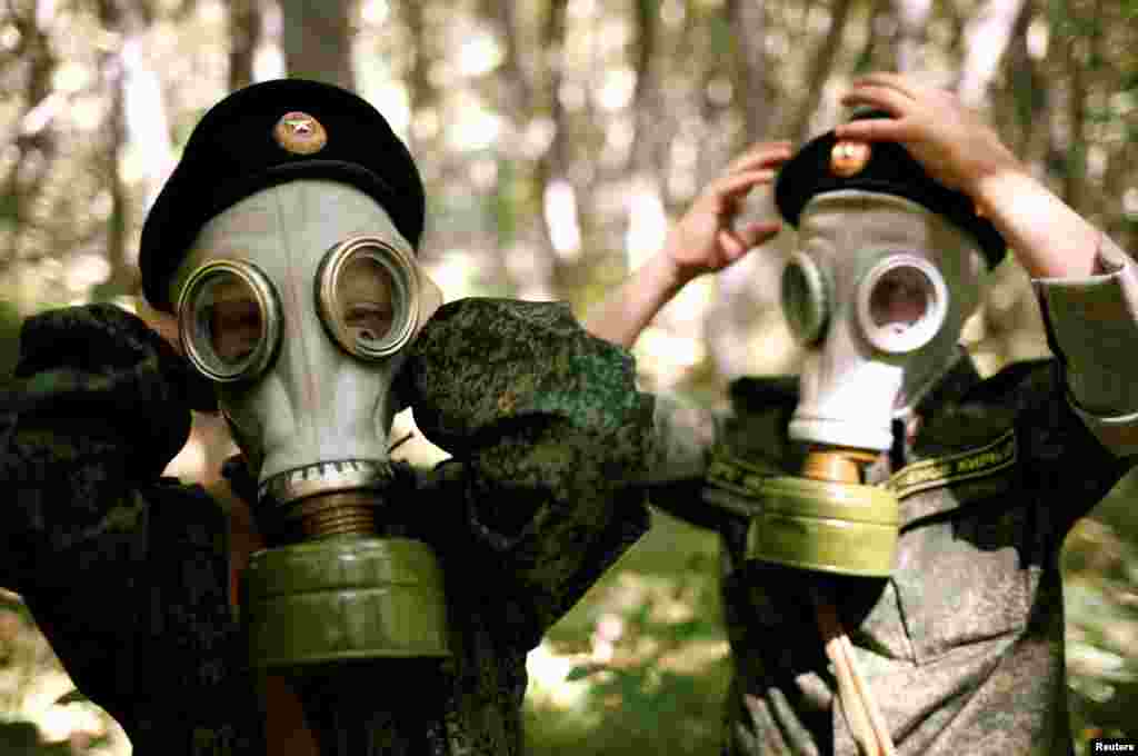 Anak-anak SD di Stavropol, Rusia belajar mengenakan topeng gas pada latihan militer pertama mereka.&nbsp;