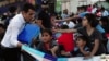 Ramazan'da kurulan iftar sofralarında dağıtılan yiyecek kutularından almak için çabalayan Suriyeli çocuklar