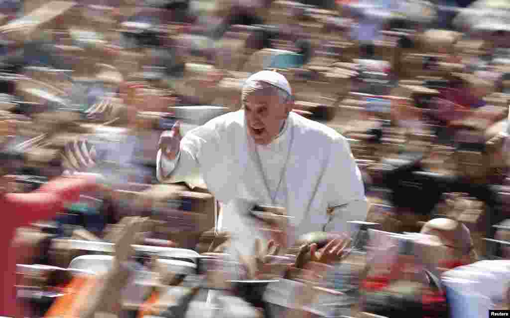 Paus Fransiskus memimpin misa Paskah di Alun-alun Santo Petrus di Vatikan.&nbsp;(Reuters/Tony Gentile)