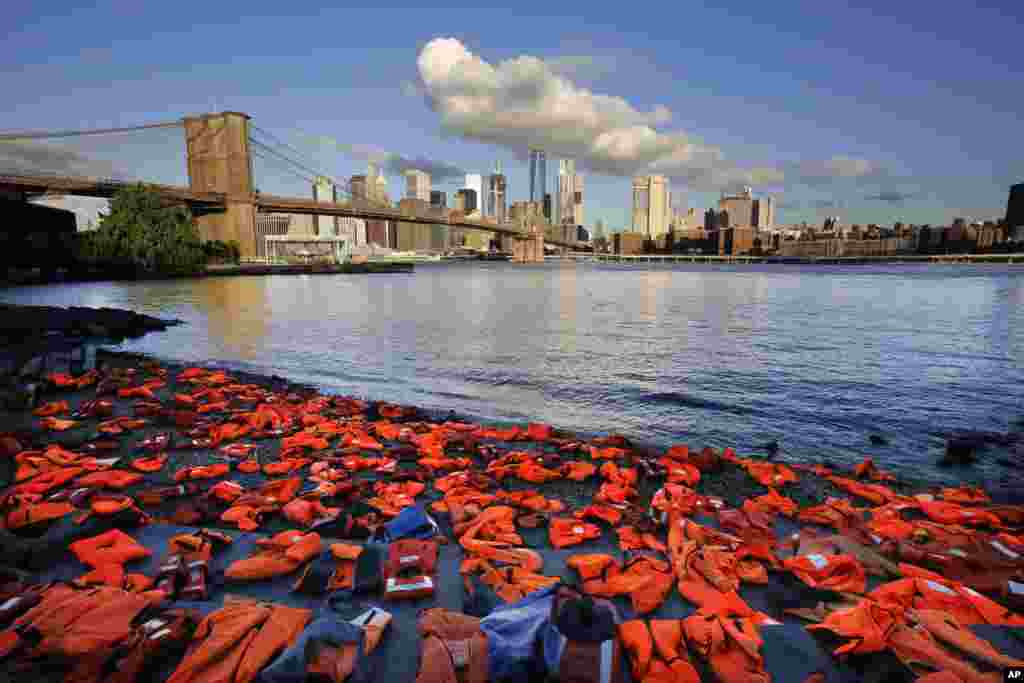 Para penyokong dari Oxfam America menempatkan ratusan jaket pelampung di tanah di sepanjang kanal di Brooklyn, New York City untuk menarik perhatian terhadap terjadinya krisis pengungsi.&nbsp; Banyak di antara jaket pelampung tersebut yang bekas digunakan oleh para pengungsi baik dewasa maupun anak-anak dan dikumpulkan di pantai-pantai di Yunani.