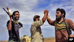 Des révolutionnaires libyens réagissent durant une attaque contre la ville de Syrte, le 6 octobre 2011