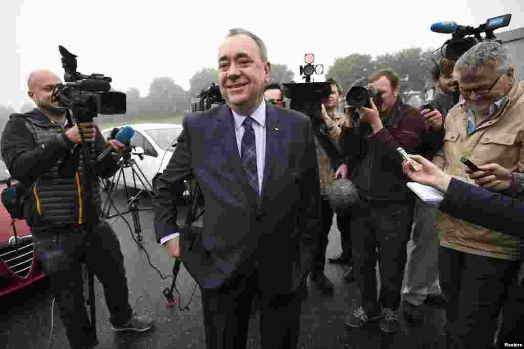 Menteri Utama Skotlandia Alex Salmond berbicara pada media di luar sebuah tempat pemungutan suara di Strichen, Skotlandia (18/9). (Reuters/Dylan Martinez)